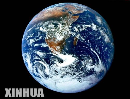 1972年12月19日,在完成了系列登月计划中历时最长的一次使命后,“阿波罗17号”飞船溅落太平洋,美国“阿波罗”登月计划全部结束。“阿波罗”计划耗资250亿美元,共进行了16次载人飞往月球的飞行。图为1972年12月7日美国“阿波罗17号”飞船的宇航员在飞向月球途中从太空拍摄的地球照片。 新华社发 1972年12月19日,在完成了系列登月计划中历时最长的一次使命后,“阿波罗17号”飞船溅落太平洋,美国“阿波罗”登月计划全部结束。“阿波罗”计划耗资250亿美元,共进行了16次载人飞往月球的飞行。图为1972年12月7日美国“阿波罗17号”飞船的宇航员在飞向月球途中从太空拍摄的地球照片。 新华社发