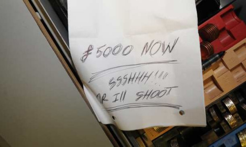 威胁字条写着:马上给我5000英镑,否则我将开枪。 威胁字条写着:马上给我5000英镑,否则我将开枪。