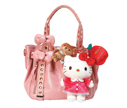 Samantha Thavasa x Hello Kitty艾咪包,亮肤粉色,小尺寸1.29万元新台币,大尺寸1.39万元新台币。图自《中国时报》 Samantha Thavasa x Hello Kitty艾咪包,亮肤粉色,小尺寸1.29万元新台币,大尺寸1.39万元新台币。图自《中国时报》