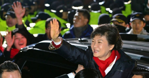 19日晚,朴槿惠在新世界党党部向选民挥手致谢。 19日晚,朴槿惠在新世界党党部向选民挥手致谢。
