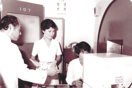 年轻时的朴槿惠看上去文静清秀。 年轻时的朴槿惠看上去文静清秀。