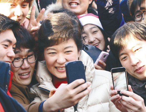 12月15日,朴槿惠与支持者们用手机合影。 12月15日,朴槿惠与支持者们用手机合影。