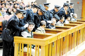 糯康等人进庭待审。 糯康等人进庭待审。