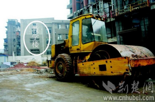 图为:“震源”压路机 (记者刘蔚丹摄) 图为:“震源”压路机 (记者刘蔚丹摄)
