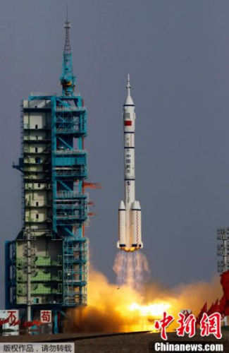 北京时间6月16日傍晚18时37分许,中国“长征二号F”遥九运载火箭在酒泉卫星发射中心载人航天发射场点火起飞,神舟九号载人飞船发射升空。资料图 北京时间6月16日傍晚18时37分许,中国“长征二号F”遥九运载火箭在酒泉卫星发射中心载人航天发射场点火起飞,神舟九号载人飞船发射升空。资料图
