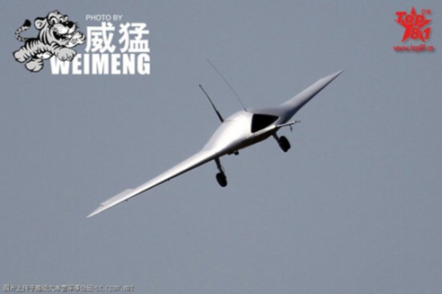 网传沈飞新型飞翼式无人攻击机 资料图 网传沈飞新型飞翼式无人攻击机 资料图