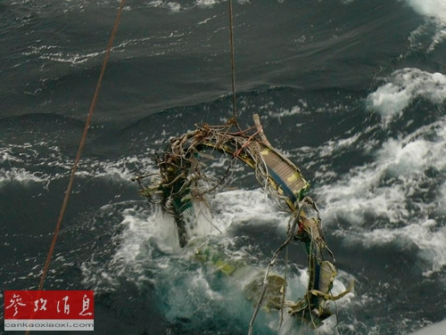 韩海军21日打捞起的一块朝火箭残骸(韩联社) 韩海军21日打捞起的一块朝火箭残骸(韩联社)