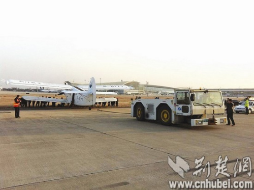 图为:小飞机被拖走 通讯员陈晓东摄 图为:小飞机被拖走 通讯员陈晓东摄