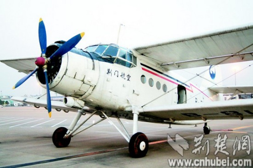 图为:滑出跑道的航拍小飞机 图为:滑出跑道的航拍小飞机