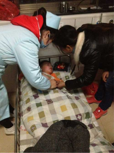 事故中的受伤儿童正在接受救治 事故中的受伤儿童正在接受救治