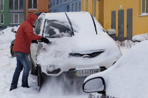 乌克兰遭受寒流袭击,大雪覆盖了当地居民的汽车。 乌克兰遭受寒流袭击,大雪覆盖了当地居民的汽车。