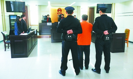 王强法庭受审 梁平县检察院供图 王强法庭受审 梁平县检察院供图