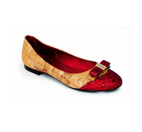 ��ɫ��Ƭ������Ь��ͼ��1A Classe Alviero Martini�ṩ