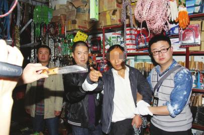 嫌疑人刘思奎(右二)在江油指认购买凶器的场所。图片由警方提供 嫌疑人刘思奎(右二)在江油指认购买凶器的场所。图片由警方提供