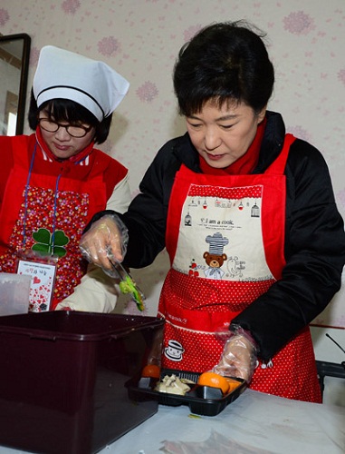 25日,朴槿惠探访养老院前亲自为老人们准备食物。 25日,朴槿惠探访养老院前亲自为老人们准备食物。