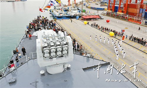 深圳舰开放当日,深圳市民有序登舰参观。特约记者 高毅摄 深圳舰开放当日,深圳市民有序登舰参观。特约记者 高毅摄