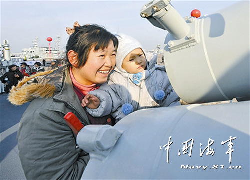 青岛舰开放日当天,一位青岛市民带着幼小的孩子在舰上参观。特约记者 王松岐摄 青岛舰开放日当天,一位青岛市民带着幼小的孩子在舰上参观。特约记者 王松岐摄