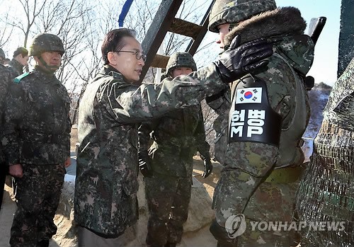 李明博总统27日上午乘坐专用直升机前往位于江原道华川郡第15师团胜利部队最前沿哨所,勉励了在前方执行任务的官兵。 李明博总统27日上午乘坐专用直升机前往位于江原道华川郡第15师团胜利部队最前沿哨所,勉励了在前方执行任务的官兵。