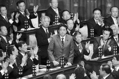 12月26日,在日本东京的国会众议院,安倍晋三(中)向议员致谢。当日,日本国会众议院举行首相指名选举,执政党自民党党首安倍晋三当选日本第96任首相。 新华社发 12月26日,在日本东京的国会众议院,安倍晋三(中)向议员致谢。当日,日本国会众议院举行首相指名选举,执政党自民党党首安倍晋三当选日本第96任首相。 新华社发