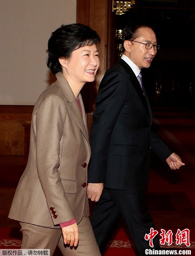当地时间12月28日下午,韩国总统李明博和新当选的第18届韩国总统朴槿惠在首尔青瓦台举行会晤,就政权交接等问题交换意见。 当地时间12月28日下午,韩国总统李明博和新当选的第18届韩国总统朴槿惠在首尔青瓦台举行会晤,就政权交接等问题交换意见。
