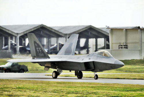 ����ͼ��2009��5�£���פ�ձ����������ɻ��ص�����F-22A����ս������