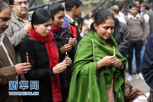 12月30日,在印度首都新德里市中心,人们点燃蜡烛悼念受害女孩。印度轮奸案受害女孩29日在新加坡不治而亡。听闻这名23岁的女大学生死亡的消息后,印度民众在多处举行集会等悼念活动。 新华社记者李毅刚摄 12月30日,在印度首都新德里市中心,人们点燃蜡烛悼念受害女孩。印度轮奸案受害女孩29日在新加坡不治而亡。听闻这名23岁的女大学生死亡的消息后,印度民众在多处举行集会等悼念活动。 新华社记者李毅刚摄