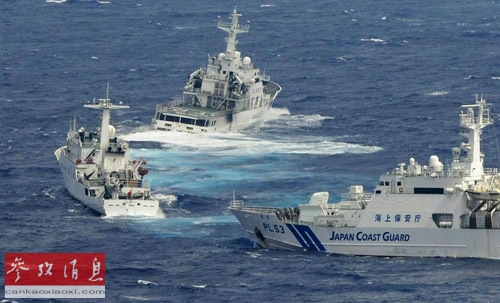 2012年9月,中国海监船(左)在钓鱼岛海域遭两艘日本海上保安厅巡逻船干扰。(美联社资料图片) 2012年9月,中国海监船(左)在钓鱼岛海域遭两艘日本海上保安厅巡逻船干扰。(美联社资料图片)