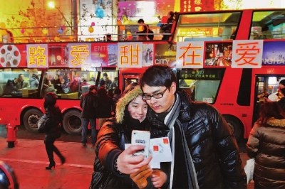今天是2013·1·4,谐音“爱你一生一世”。图为今天凌晨一对情侣在甜爱大巴前合影留念 见习记者陈梦泽摄 今天是2013·1·4,谐音“爱你一生一世”。图为今天凌晨一对情侣在甜爱大巴前合影留念 见习记者陈梦泽摄