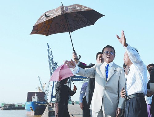 资料图:日本副首相兼财务相麻生太郎4日上午参观了缅甸仰光近郊的迪洛瓦经济特区 资料图:日本副首相兼财务相麻生太郎4日上午参观了缅甸仰光近郊的迪洛瓦经济特区