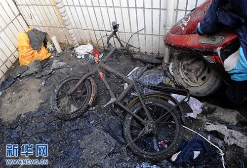 这是1月4日拍摄的发生事故的房屋。当日上午8点30分左右,河南省兰考县城关镇一居民楼发生火灾,事故造成4名孩童当场死亡,3名在送医院途中死亡,目前仍有1人在医院接受救治。据介绍,事发场所为一居民家庭,火灾中死伤的孩童可能是户主收养的弃婴和孤儿。目前兰考县已成立了事故处理领导小组,善后工作已经展开,火灾原因正在进一步调查中2。新华社记者 朱祥摄 这是1月4日拍摄的发生事故的房屋。当日上午8点30分左右,河南省兰考县城关镇一居民楼发生火灾,事故造成4名孩童当场死亡,3名在送医院途中死亡,目前仍有1人在医院接受救治。据介绍,事发场所为一居民家庭,火灾中死伤的孩童可能是户主收养的弃婴和孤儿。目前兰考县已成立了事故处理领导小组,善后工作已经展开,火灾原因正在进一步调查中2。新华社记者 朱祥摄