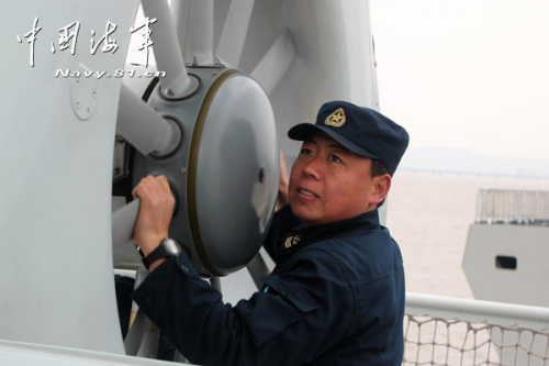 “战鹰”起飞前 杨国军在监测后旋翼。 “战鹰”起飞前 杨国军在监测后旋翼。