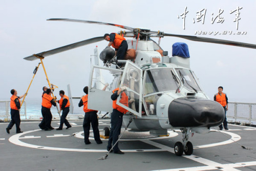 杨国军正在和机组人员一起折叠飞机。 杨国军正在和机组人员一起折叠飞机。