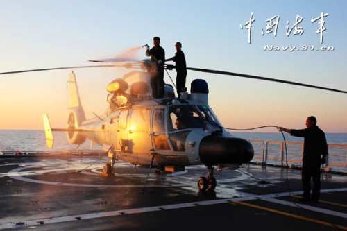 杨国军(拿水枪者)正在冲洗飞机。 杨国军(拿水枪者)正在冲洗飞机。