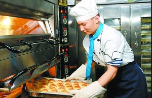 中国“辽宁舰”上,厨师们依托多功能蒸烤箱、切菜机、馒头机、大型汽锅等炊事设备,在5个膳食加工区、3个主食加工区、1个面包房同时加工,确保饭菜供应。此外,还延长就餐时间,采取一日六餐、自助为主、分餐送餐相结合的方式。 中国“辽宁舰”上,厨师们依托多功能蒸烤箱、切菜机、馒头机、大型汽锅等炊事设备,在5个膳食加工区、3个主食加工区、1个面包房同时加工,确保饭菜供应。此外,还延长就餐时间,采取一日六餐、自助为主、分餐送餐相结合的方式。