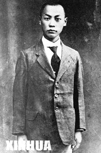 这是1919年8月,陈毅赴法留学前在上海留影。新华社发 这是1919年8月,陈毅赴法留学前在上海留影。新华社发