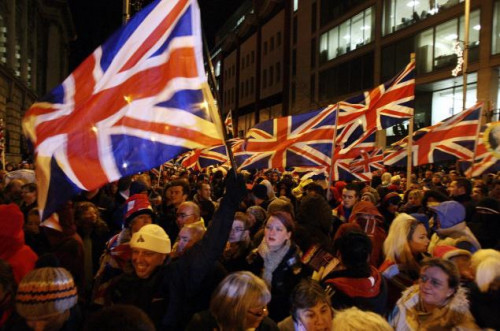 北爱尔兰高举英国国旗进行抗议示威。 北爱尔兰高举英国国旗进行抗议示威。