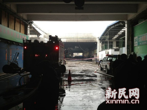 图说:火灾发生后,消防、公安等部门立即到场处置,图为市场内地面灭火产生的积水。新民网记者 萧君玮 现场回传 图说:火灾发生后,消防、公安等部门立即到场处置,图为市场内地面灭火产生的积水。新民网记者 萧君玮 现场回传