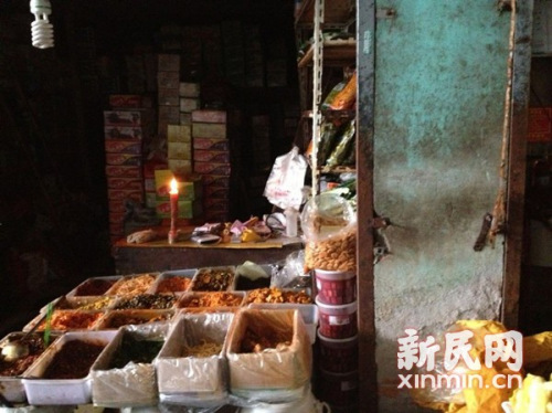 图说:事发后市场内停电,图为调料区的商铺点着蜡烛继续营业。新民网记者 萧君玮 现场回传 图说:事发后市场内停电,图为调料区的商铺点着蜡烛继续营业。新民网记者 萧君玮 现场回传