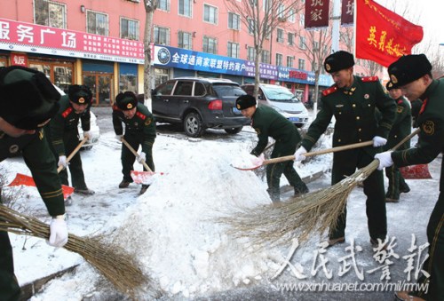 助民除雪。图片来源:人民武警报 助民除雪。图片来源:人民武警报