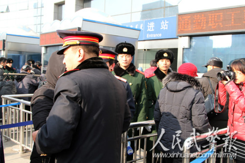 积极协助车站人员维护秩序。图片来源:人民武警报 积极协助车站人员维护秩序。图片来源:人民武警报