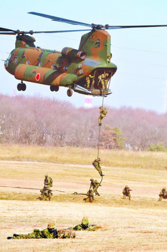 日本陆上自卫队第一空挺团部队机降训练 日本陆上自卫队第一空挺团部队机降训练