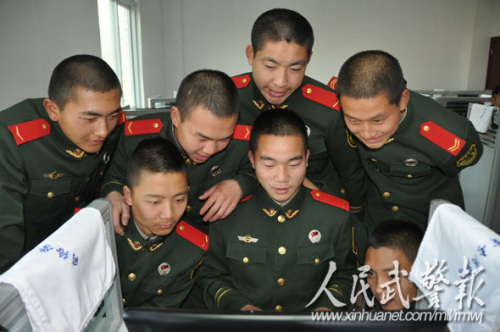 运用网络解决实际困难。图片来源:人民武警报 运用网络解决实际困难。图片来源:人民武警报