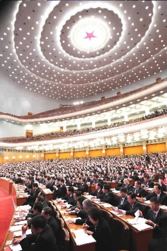2012年3月14日,十一届全国人大五次会议通过了《关于十二届全国人大代表名额和选举问题的决定》。 2012年3月14日,十一届全国人大五次会议通过了《关于十二届全国人大代表名额和选举问题的决定》。