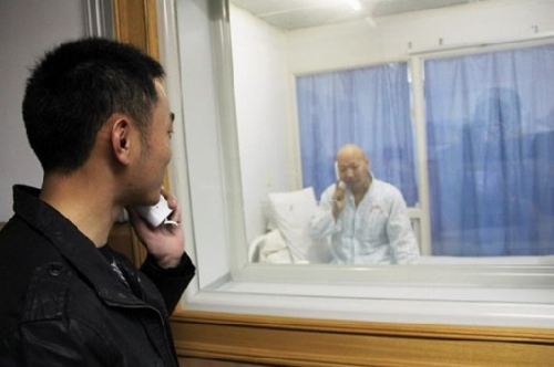 战友和四虎聊着这几天连队的事情,鼓励他战胜病魔。 战友和四虎聊着这几天连队的事情,鼓励他战胜病魔。