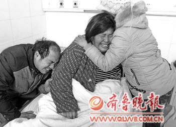 见到最疼爱的养女“快乐”(右),袁厉害忍不住大哭起来。 本报记者 王鸿光 摄 见到最疼爱的养女“快乐”(右),袁厉害忍不住大哭起来。 本报记者 王鸿光 摄