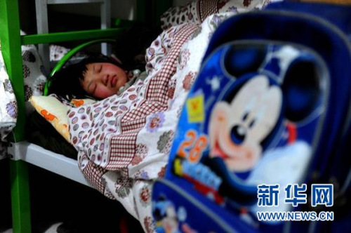 1月4日晚,一名儿童在兰考县临时救助站的房间里入睡。当日8时30分左右,河南兰考县城关镇一民办收养场所发生火灾,事故造成4名孩童当场死亡,3名在送医院途中死亡。原生活在收养所的另外10名孩童,被临时妥善安置在兰考县临时救助站内,有专人管护。 新华社记者 朱祥 摄 1月4日晚,一名儿童在兰考县临时救助站的房间里入睡。当日8时30分左右,河南兰考县城关镇一民办收养场所发生火灾,事故造成4名孩童当场死亡,3名在送医院途中死亡。原生活在收养所的另外10名孩童,被临时妥善安置在兰考县临时救助站内,有专人管护。 新华社记者 朱祥 摄
