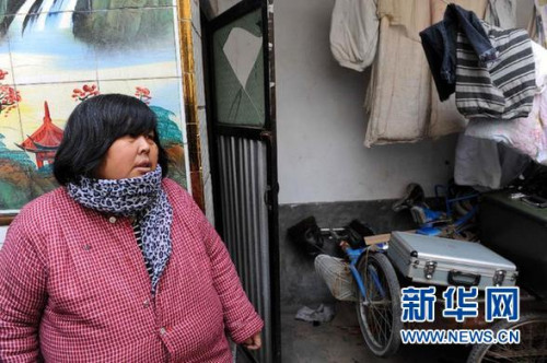 1月4日,户主袁厉害在事故现场接受调查。河南兰考县4日发生火灾事故的现场为当地一民办收养场所,该户主袁厉害长期收养弃婴和孤儿,其收养孩子的场所有两个,一个在县医院后街的独院内,两层楼房,另一处在县人民医院西边两间瓦房。目前和其共同生活的孩子共有34人,男孩21名,女孩13名,其中病残儿童16名。袁厉害长期雇佣工人,专门负责孩子的饮食起居。 新华社记者 朱祥 摄 1月4日,户主袁厉害在事故现场接受调查。河南兰考县4日发生火灾事故的现场为当地一民办收养场所,该户主袁厉害长期收养弃婴和孤儿,其收养孩子的场所有两个,一个在县医院后街的独院内,两层楼房,另一处在县人民医院西边两间瓦房。目前和其共同生活的孩子共有34人,男孩21名,女孩13名,其中病残儿童16名。袁厉害长期雇佣工人,专门负责孩子的饮食起居。 新华社记者 朱祥 摄