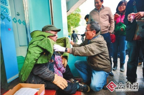 工作人员走上街头给流浪者发放棉衣 工作人员走上街头给流浪者发放棉衣