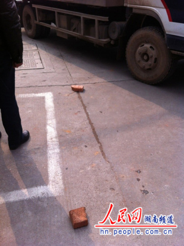 散落在现场周围的板砖 散落在现场周围的板砖