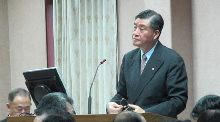 高华柱回答询问时称,大陆依照台法律规定仍是“敌人”。 图片来源:香港“中评社” 高华柱回答询问时称,大陆依照台法律规定仍是“敌人”。 图片来源:香港“中评社”